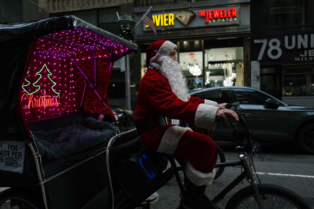 Pedicab Tour on Fifth Avenue. Photo: 123nyc.org / Raman Shaunia